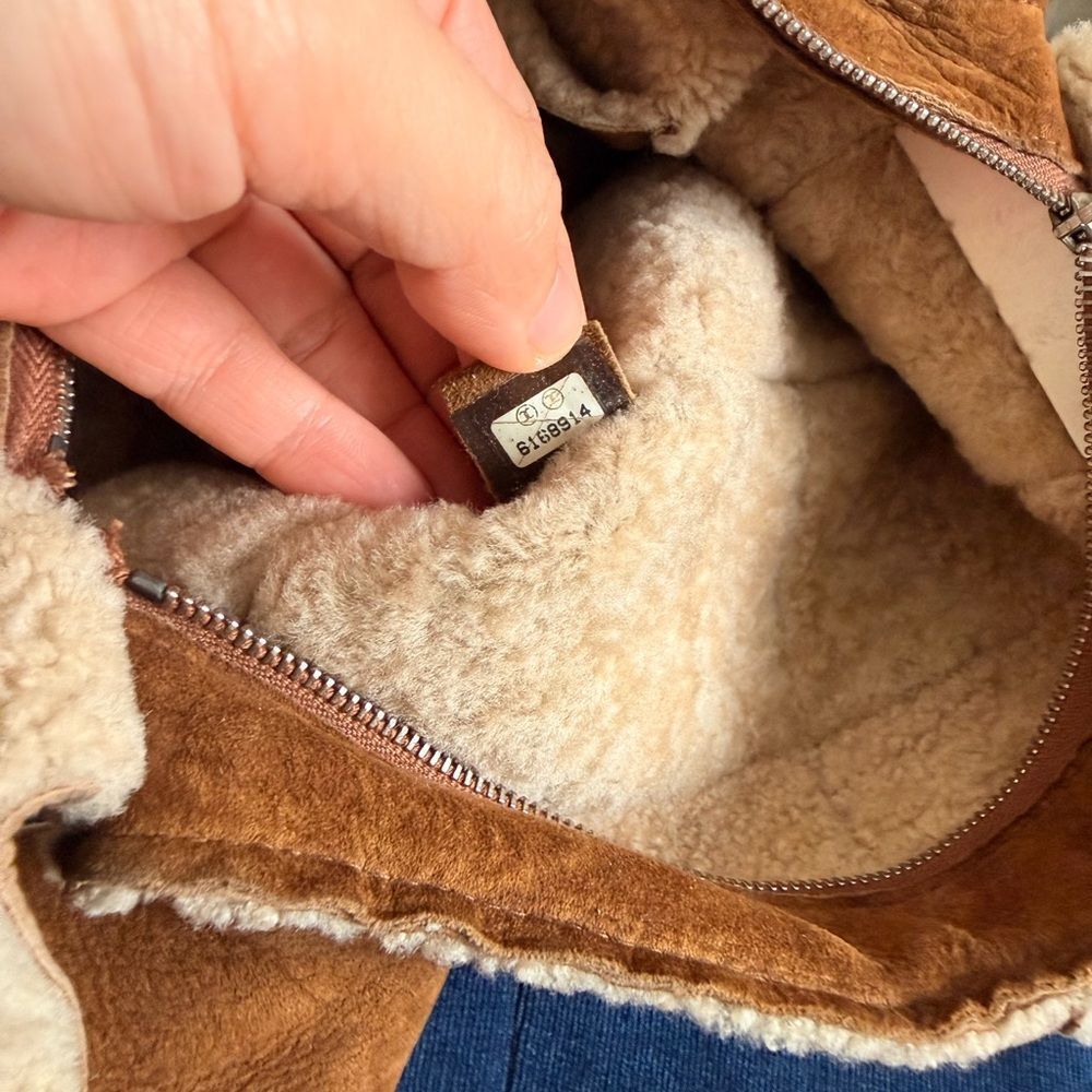 CHANEL Sheepskin Sherpa Shoulder Bag - Picture 5 of 10